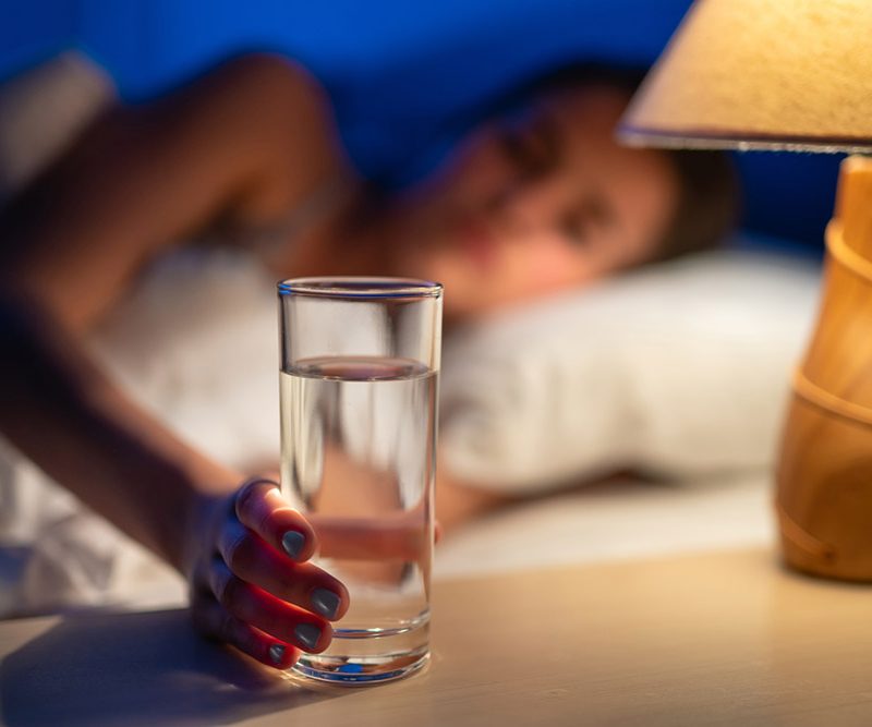 Suchość gardła nocą. Poznaj przyczyny